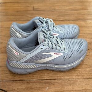 Brooks Gray Athletic Shoes with Mesh Upper and Cushioned Sole